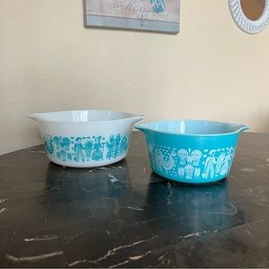 2 Vintage Amish Butterprint Turquoise Quart Dishes